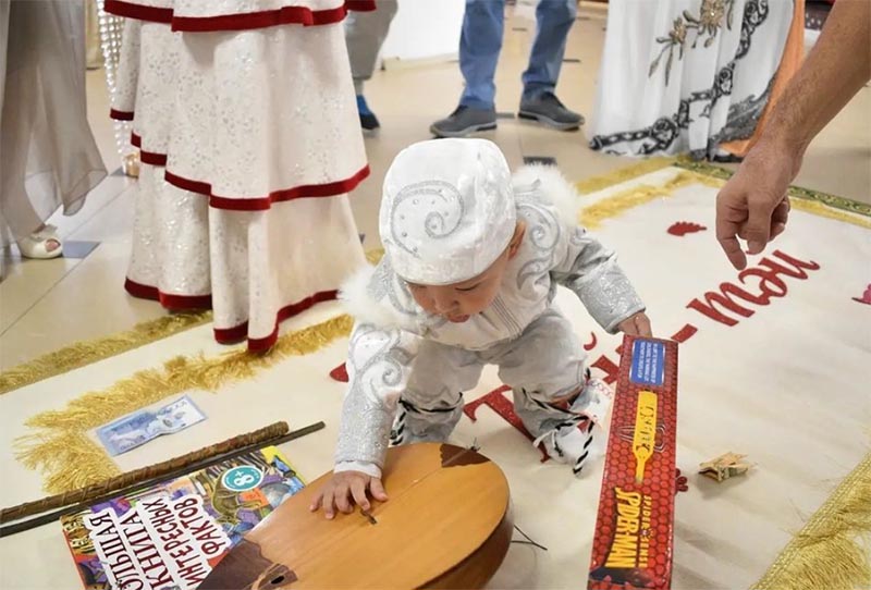 Годик ребенку в казахской семье в ресторане