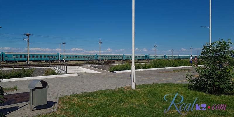 Перрон вокзала жд станции в поселке Акши